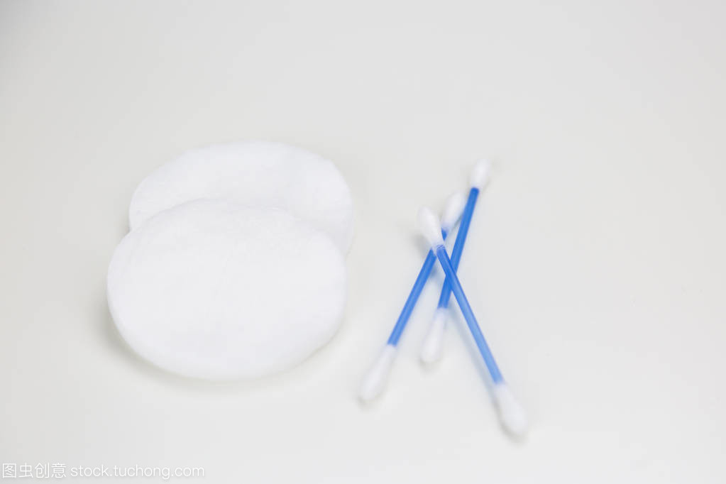 白色耳塞與清潔棉墊 電子產品銷售的貼心組合